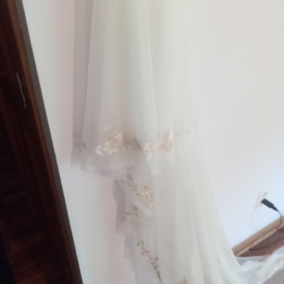 Bo & Luca Everley Veil in Ivory and Gold - Picture 3 of 7